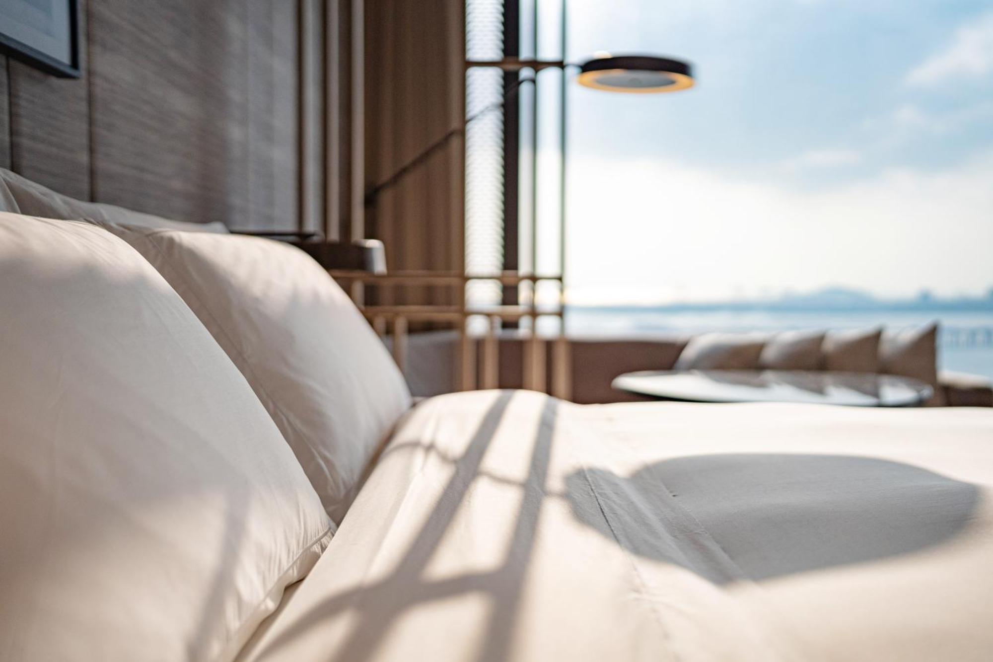 Conrad Shenzhen, The First Art Museum Hotel In Greater Bay Area With The Stunning Bay And Sunset View In The Hotel Terrace 외부 사진